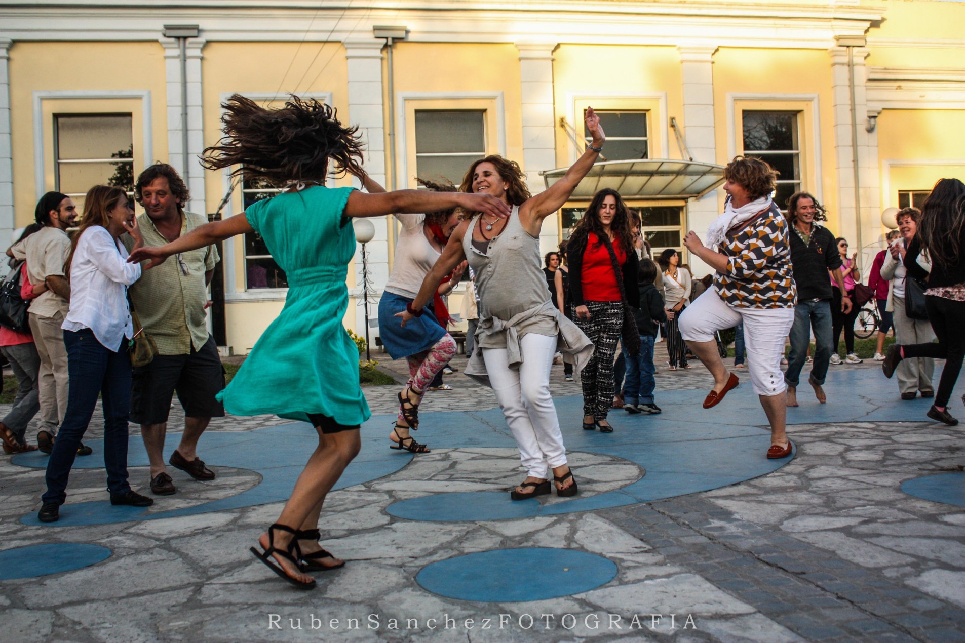 Imagen de personas bailando en la Plaza del Agua